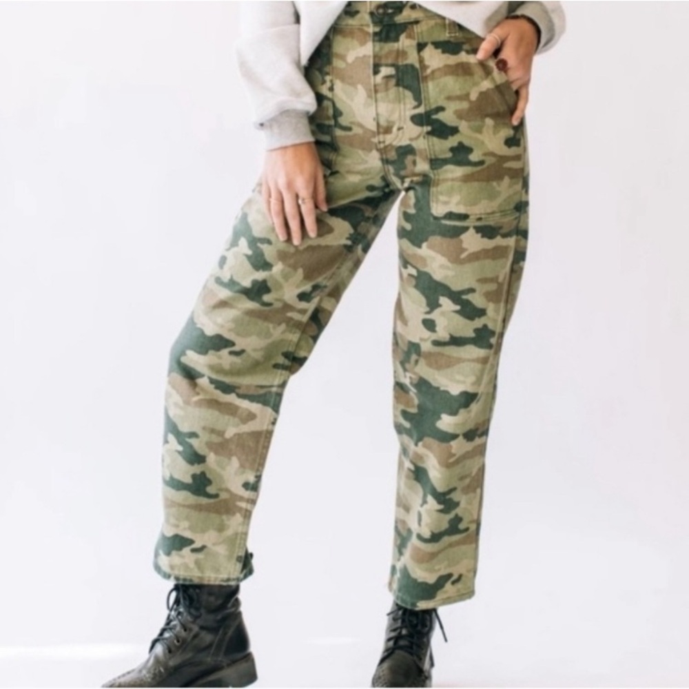 Free People - We The Free: Remy Camoflauge High Rise
Crop Pants